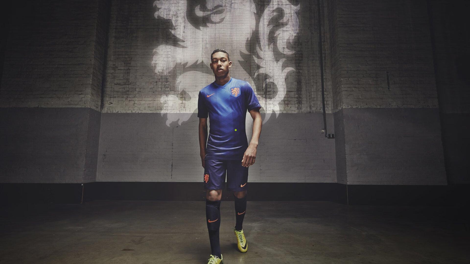 爱游戏体育-米兰德比赛场外风云，主持人女友透视装惊艳亮相，引爆时尚与体育跨界热议